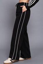 Load image into Gallery viewer, Contrast Line Detail Sweatpants